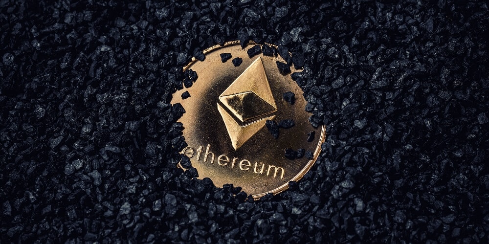 physische Ethereum Münze in Kohlesplittern