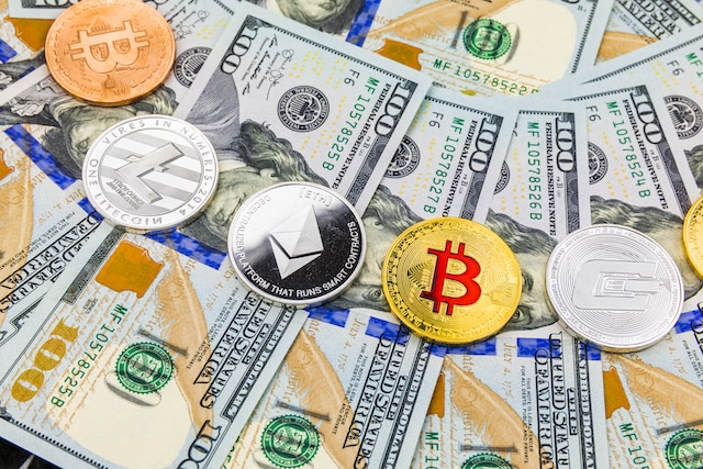 Bitcoin und andere Kryptowährungen liegen auf US-Dollar Banknoten