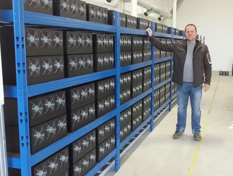 Bitcoin_Mining_Farm